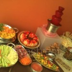 mesa de picositos y frutas