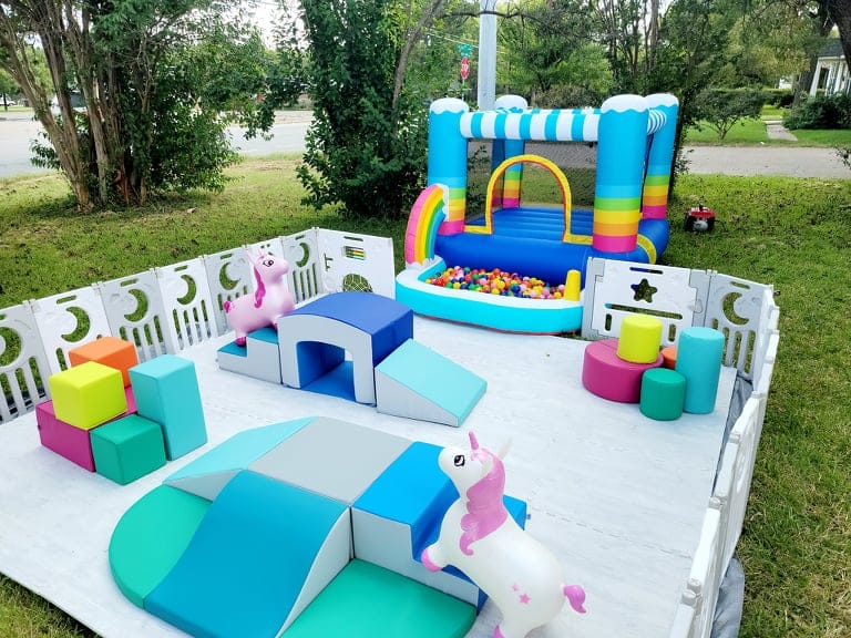 Baby gym con brincolín de arcoíris para renta en fiestas de Guadalajara