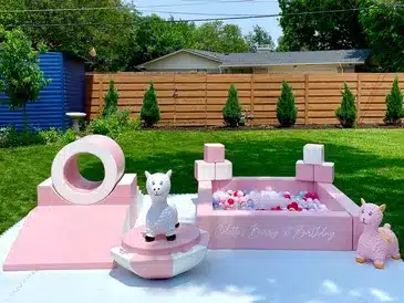 Ludoteca móvil para fiesta color rosa con alberca de pelotas y juegos para bebés en Zapopan